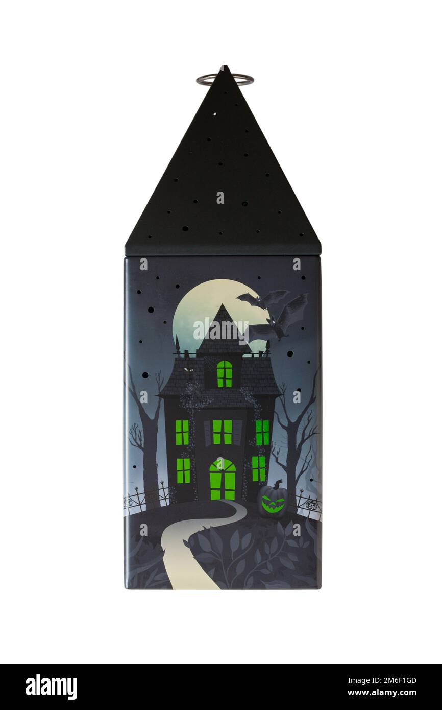 Latta di Halloween isolata su sfondo bianco - tutta la lanterna del burro si accende con una spaventosa luce LED verde di M&S. Foto Stock