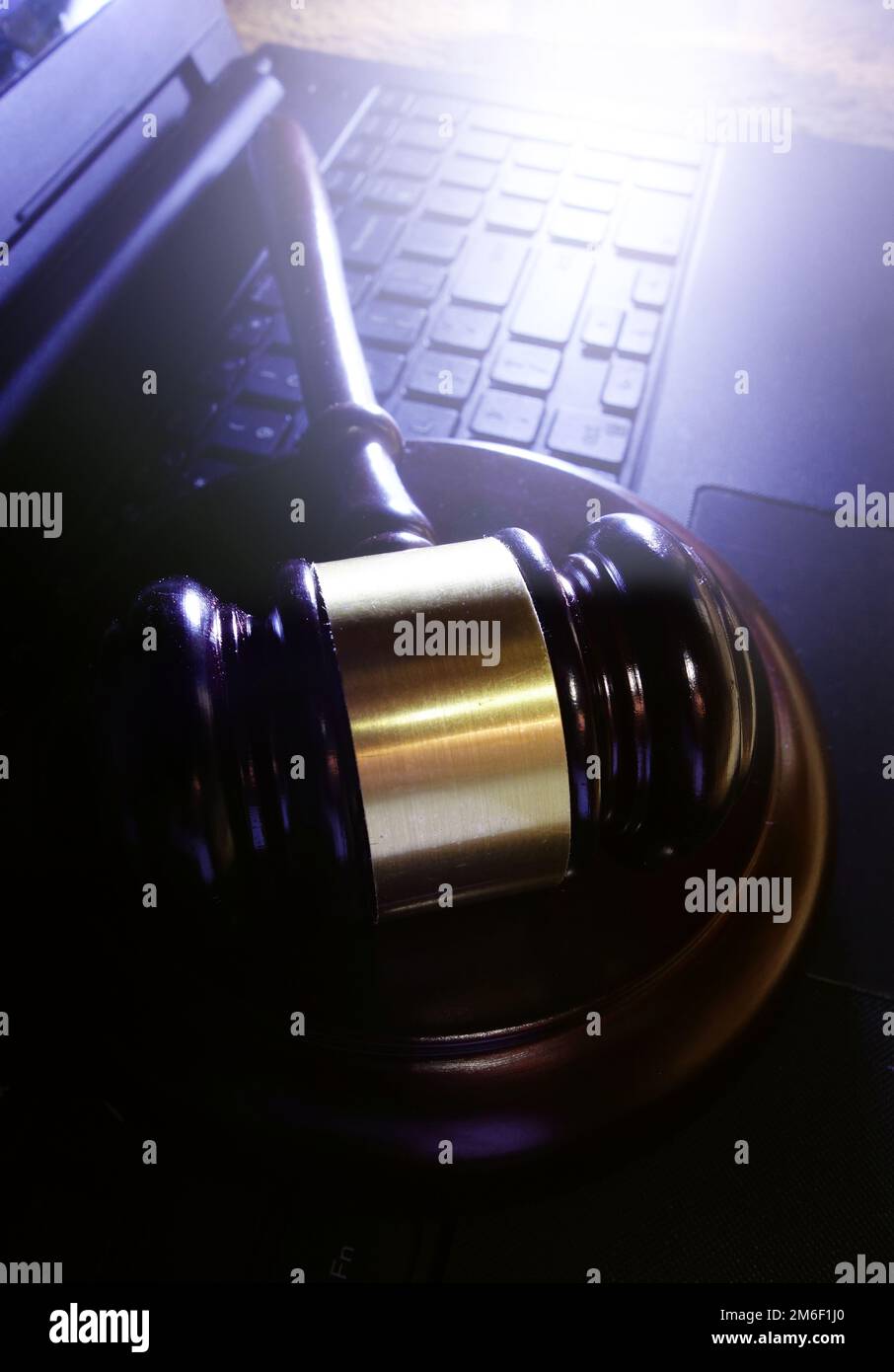 Gavel legale sulla tastiera del computer Foto Stock Gavel legale sulla tastiera del computer Foto Stock