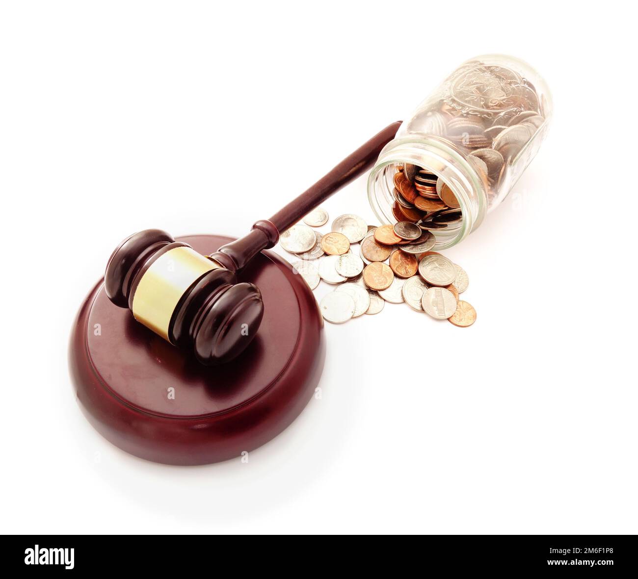 Gavel legge e vasetto di moneta su bianco Foto Stock