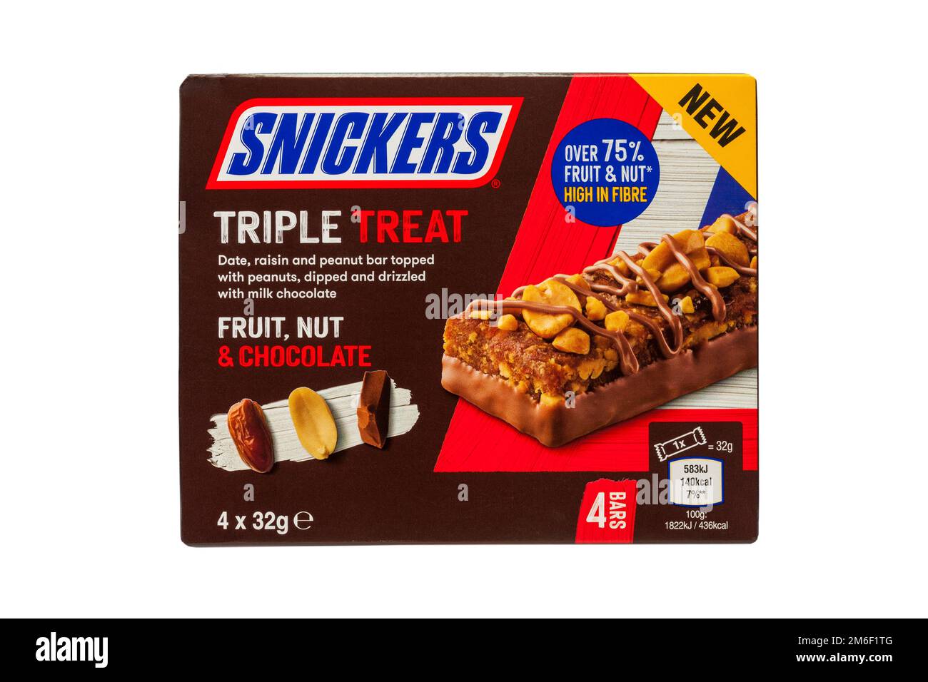 Snickers Triple Treat frutta, noci e cioccolato dattera uva passa e bar di arachidi sormontato con arachidi, immerso e sgocciolato con cioccolato al latte isolato su bianco Foto Stock Snickers Triple Treat frutta, noci e cioccolato dattera uva passa e bar di arachidi sormontato con arachidi, immerso e sgocciolato con cioccolato al latte isolato su bianco Foto Stock