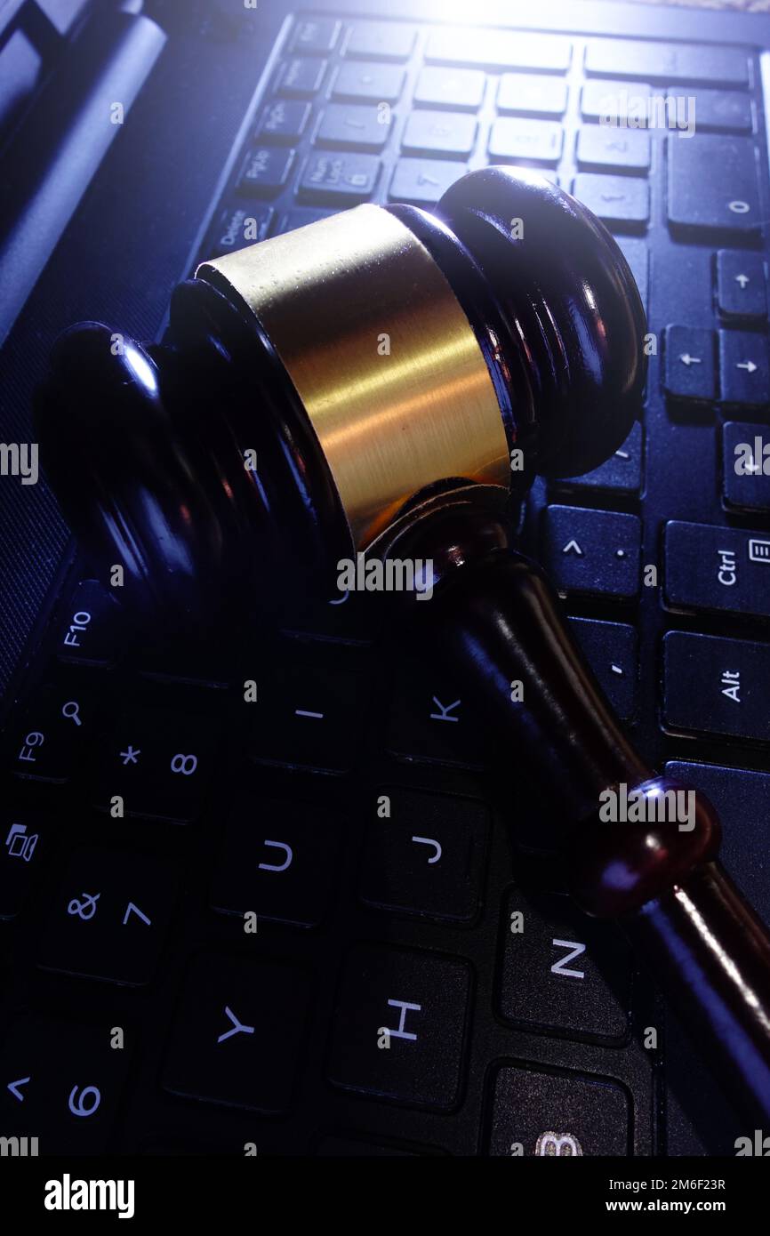Court Gavel sulla tastiera di un computer Foto Stock Court Gavel sulla tastiera di un computer Foto Stock