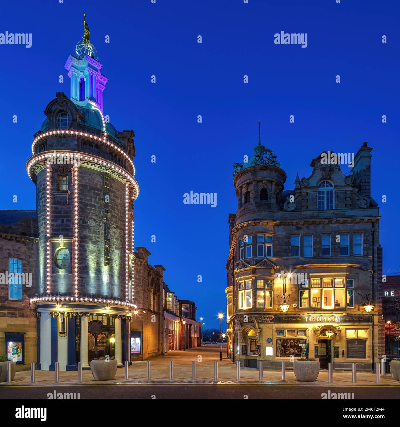 The Dun Cow Inn & Sunderland Empire Theatre al crepuscolo, Sunderland, Tyne & Wear, Inghilterra, Regno Unito Foto Stock