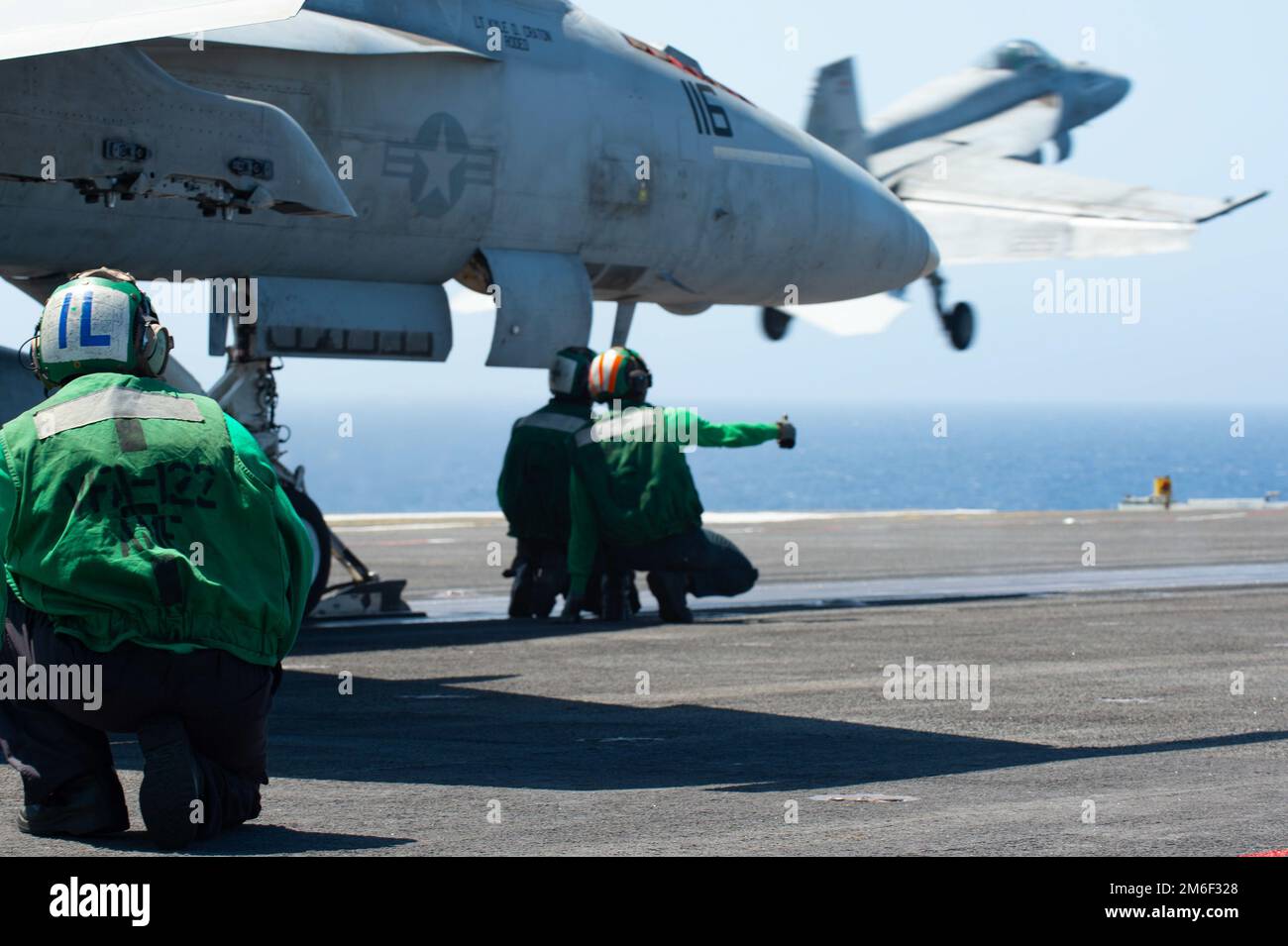 220425-N-PQ495-1140 OCEANO PACIFICO (25 aprile 2022) – i marinai preparano un F/A-18F Super Hornet, assegnato alle “Aquile volanti” di Strike Fighter Squadron (VFA) 122, da lanciare dal ponte di volo della portaerei di classe Nimitz USS Carl Vinson (CVN 70), aprile 25. Vinson sta attualmente conducendo operazioni marittime di routine nell'Oceano Pacifico. Foto Stock