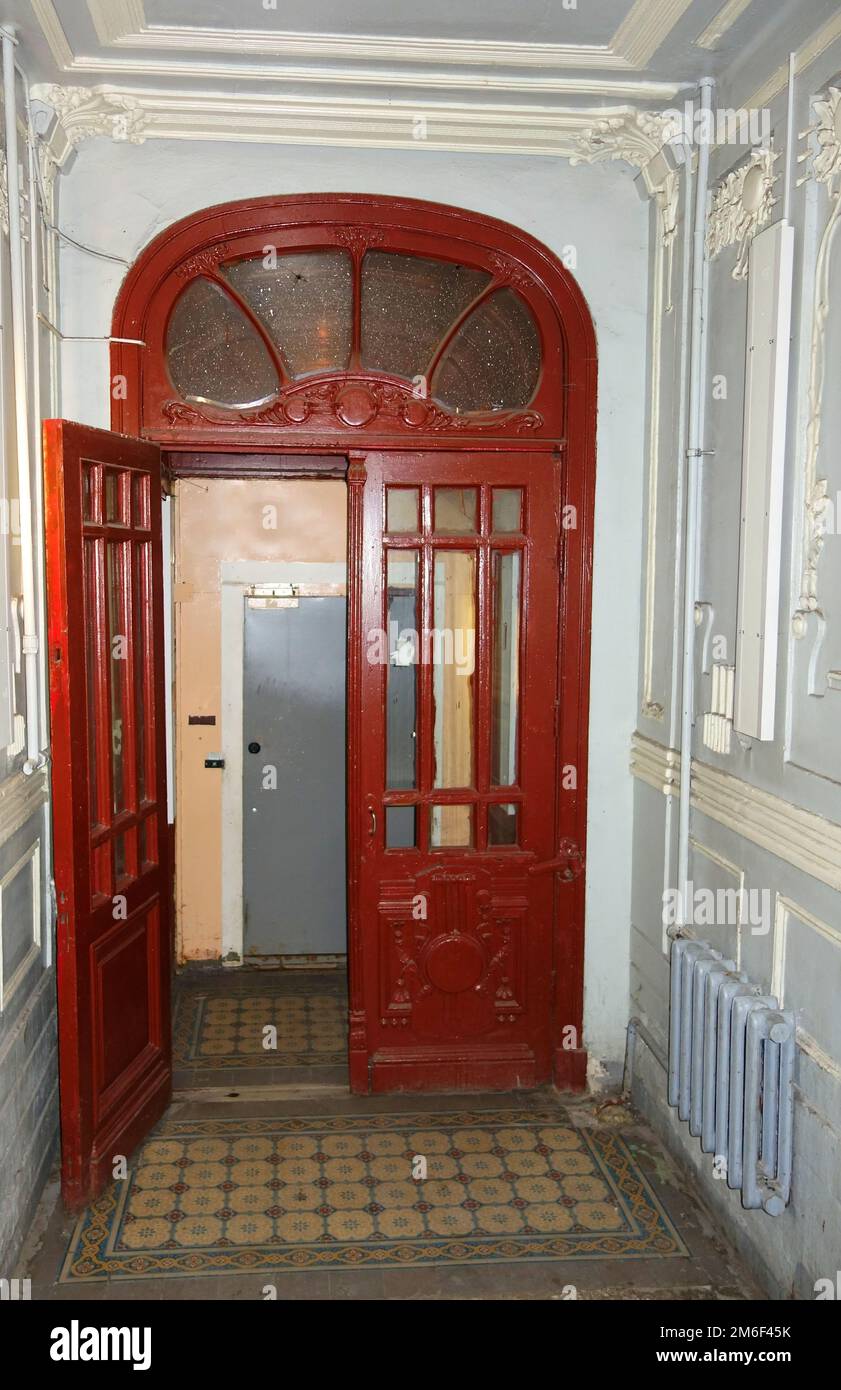 Frammento dell'interno della scala principale in un edificio residenziale Foto Stock