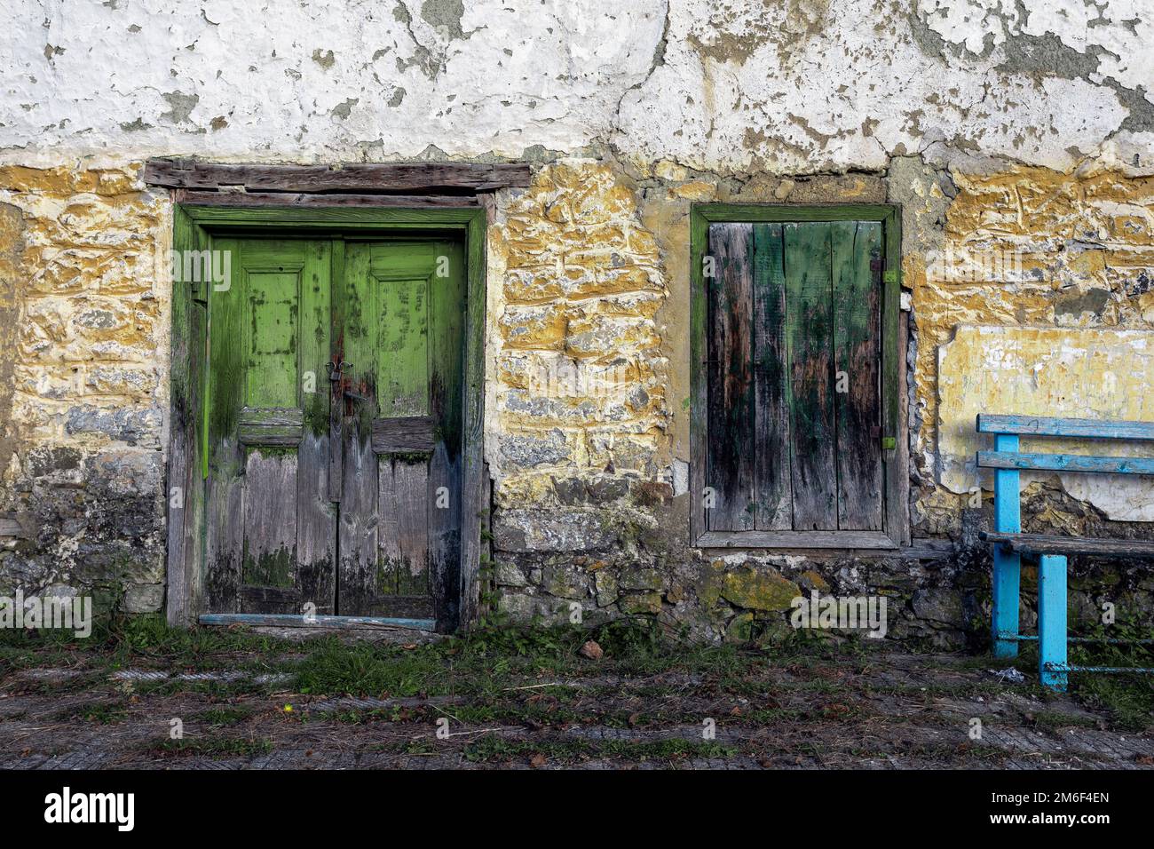 Vecchia porta e finestra sul vecchio muro di mattoni Foto Stock