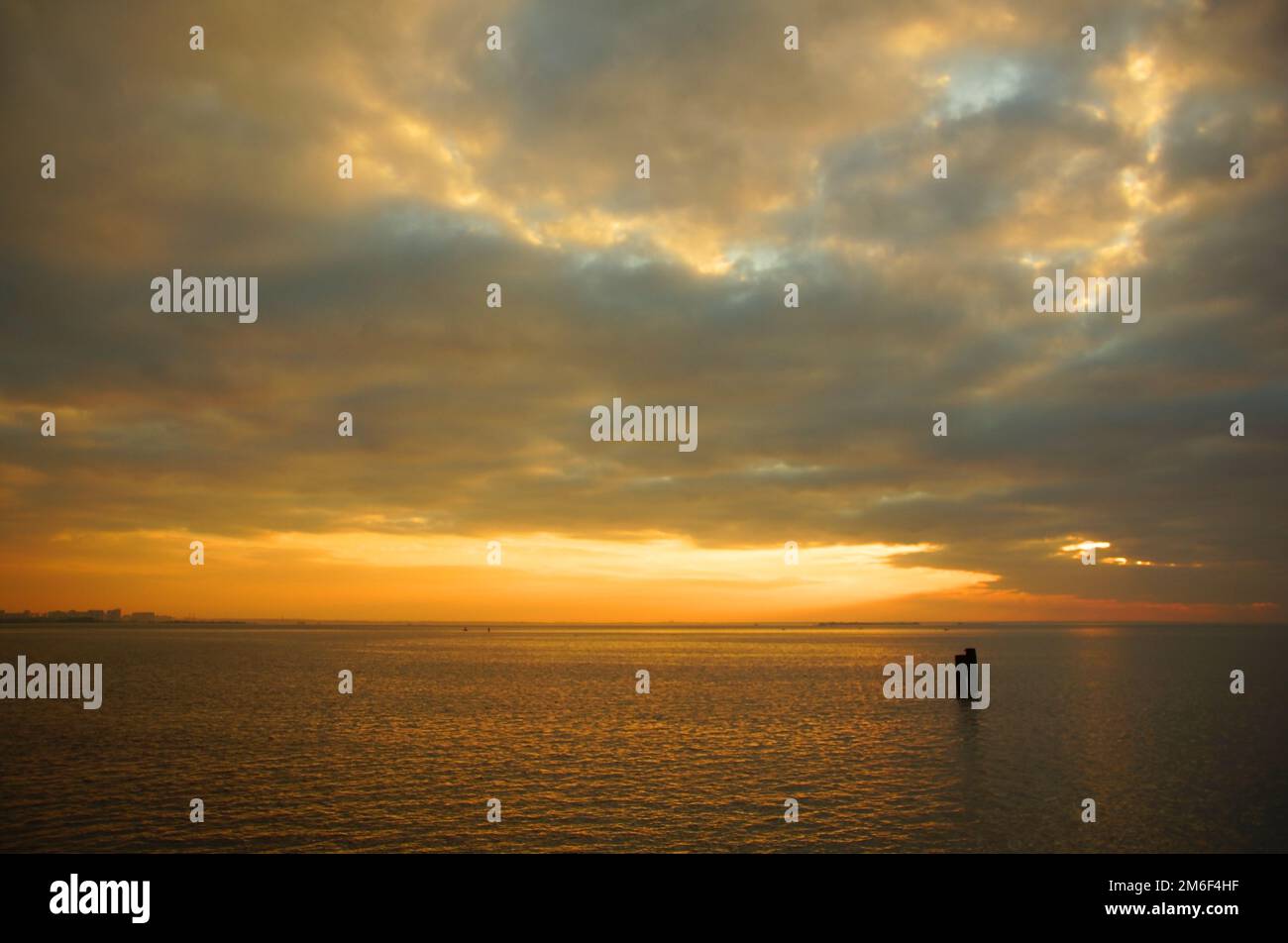 Tranquilla serata autunnale sulle rive del Golfo di Finlandia Foto Stock