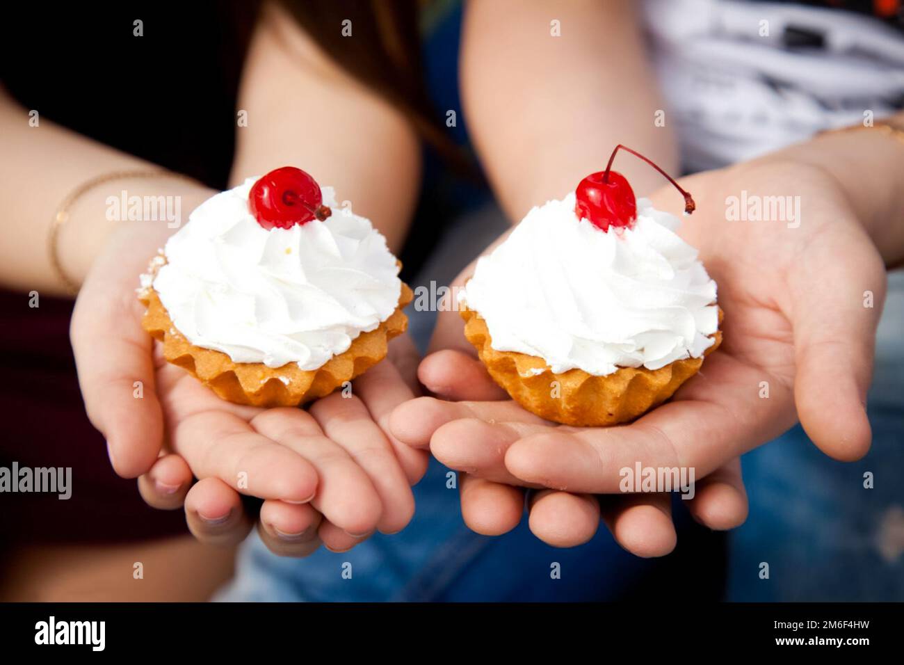 Due torte alla ciliegia in cima. Torte fatte a mano con panna. Foto Stock