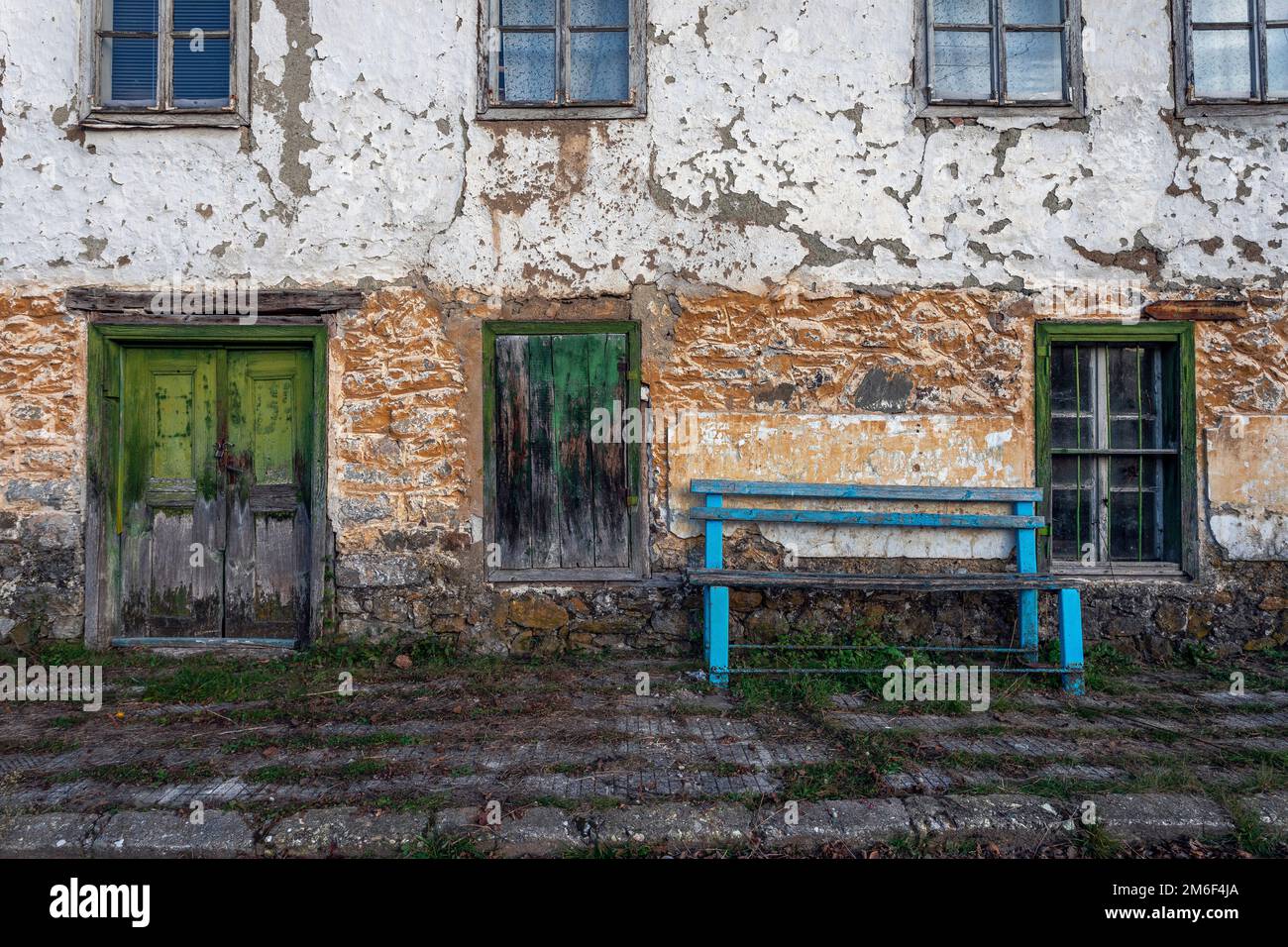 Vecchia porta e finestra sul vecchio muro di mattoni Foto Stock