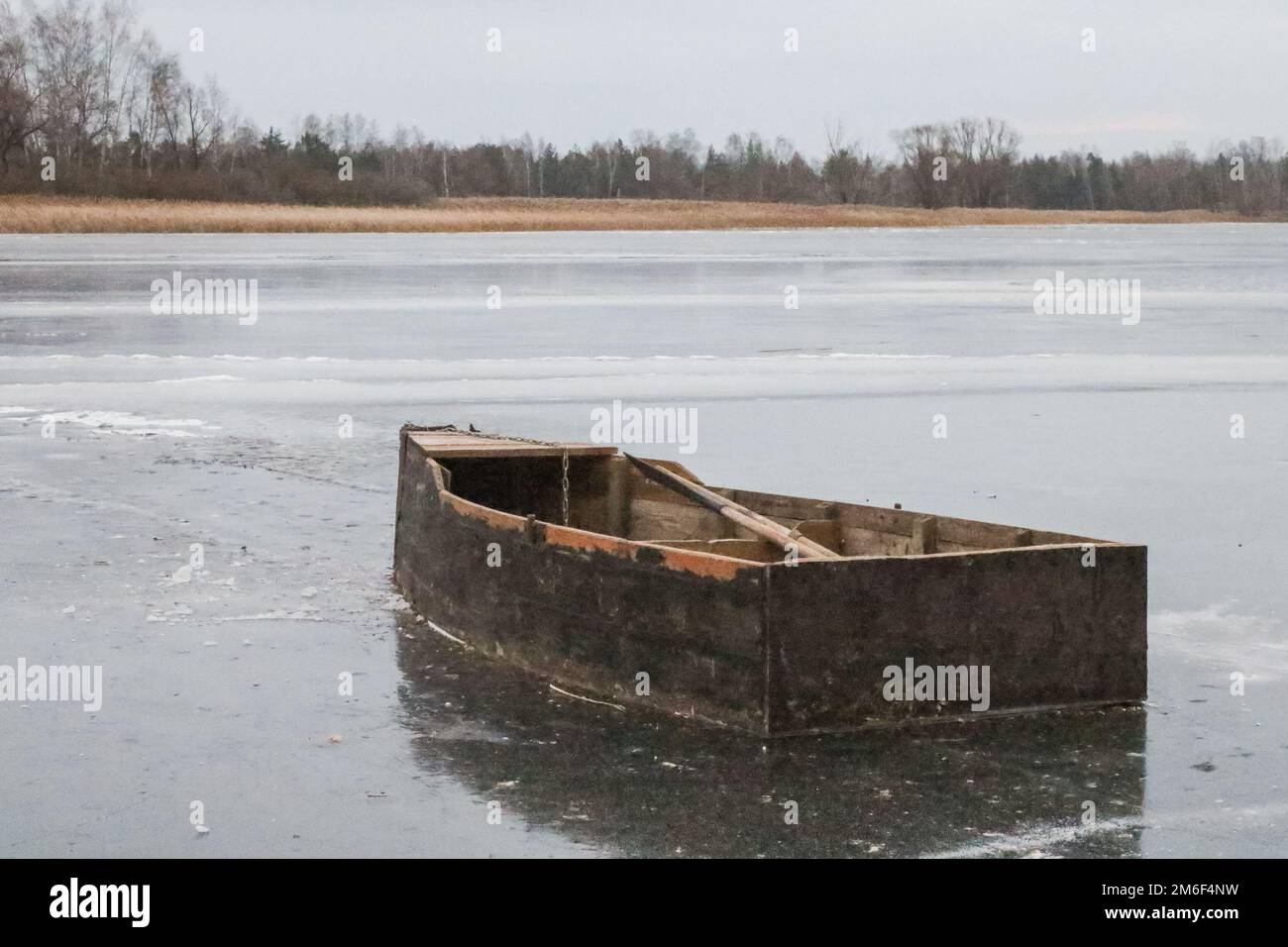 Una vecchia barca di legno sul fiume in autunno. Foto Stock