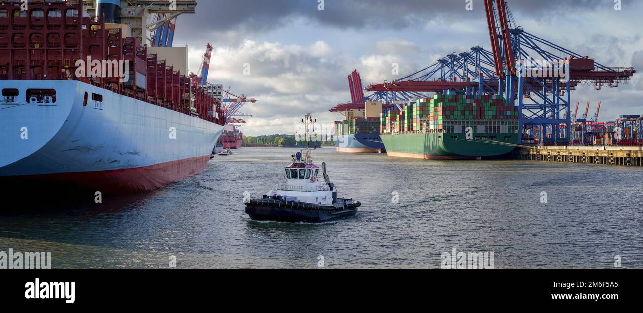 Grande terminal container ad Amburgo con il bel tempo Foto Stock