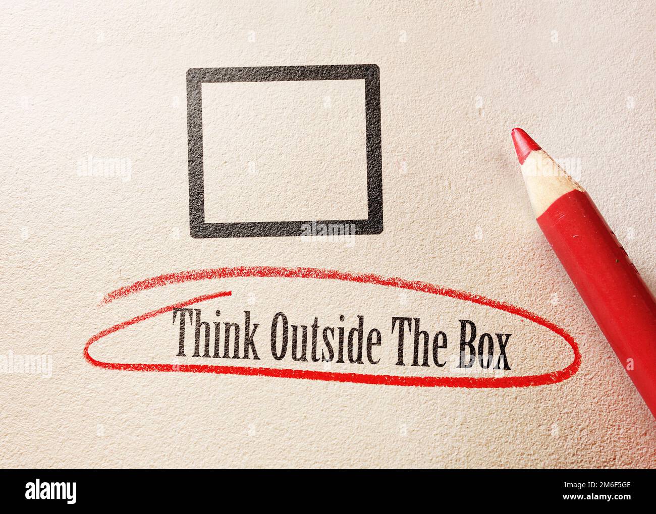 Pensate al di fuori del cerchio della citazione Box Foto Stock