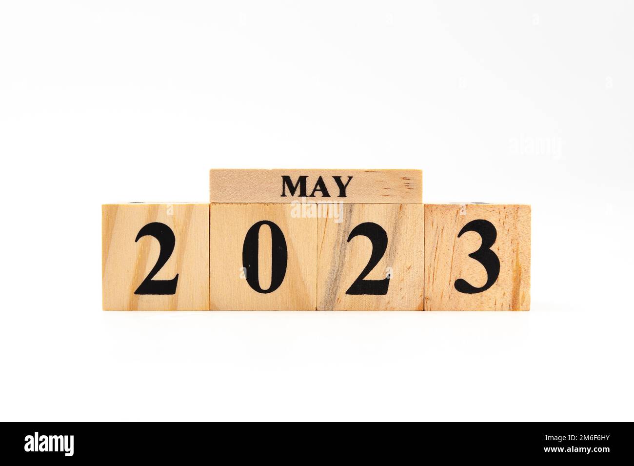 Maggio 2023 scritto su blocchi di legno isolati su sfondo bianco con spazio di copia. Foto Stock
