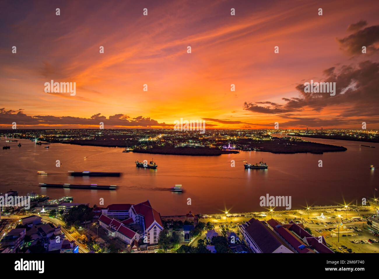 Vista dall'alto di Samut Prakan, Thailandia. Tramonto sul fiume Chao Phraya, cielo arancione. Foto Stock