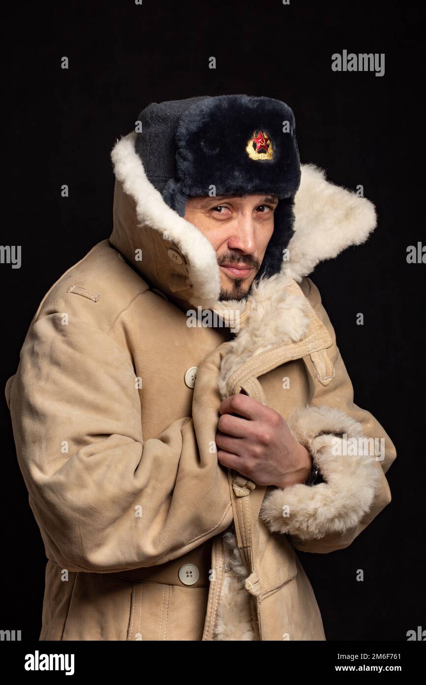 Ritratto di un uomo congelato di aspetto caucasico in un Cappello di pelliccia dell ufficiale sovietico e un cappotto di pelle di pecora dell esercito Foto stock Alamy