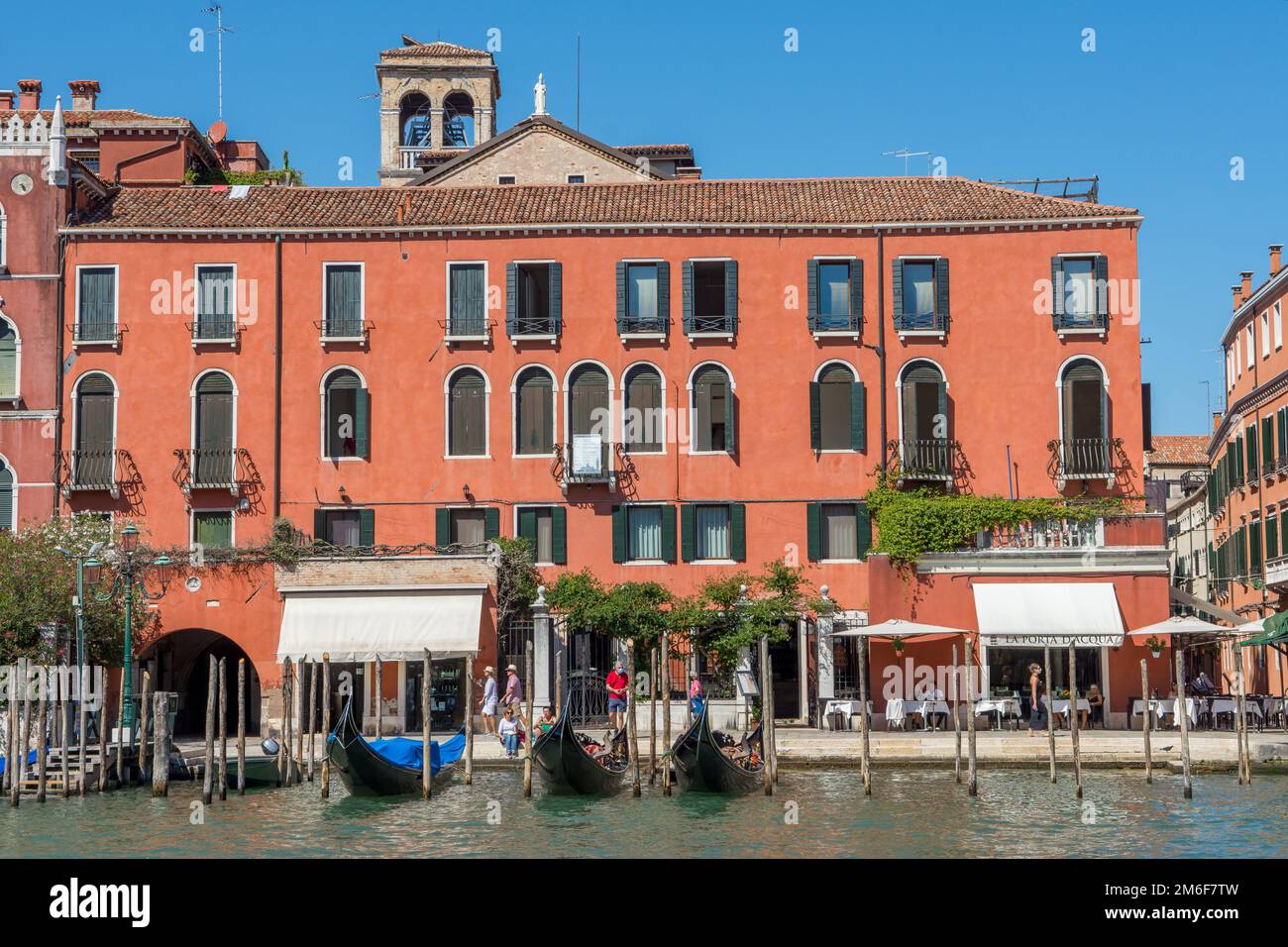 Scoperta della città di Venezia con i suoi piccoli canali e i suoi vicoli romantici Foto Stock