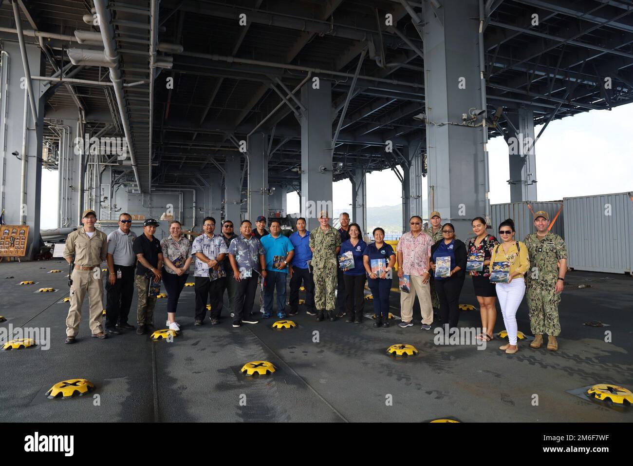 GARAPAN, Saipan (27 aprile 2022) i rappresentanti di varie organizzazioni del Commonwealth delle Isole Marianne Settentrionali (CNMI) conducono un tour a bordo della base marittima di spedizione USS Miguel Keith (ESB 5) mentre sono ancorati al largo di Garapan, Saipan, per la prima visita della nave al suo porto amministrativo. Miguel Keith, parte dello Squadrone anfibio 11, opera nell'area operativa della flotta degli Stati Uniti 7th per migliorare l'interoperabilità con alleati e partner e servire come forza di pronto intervento per difendere la pace e la stabilità nella regione dell'Indo-Pacifico. Foto Stock