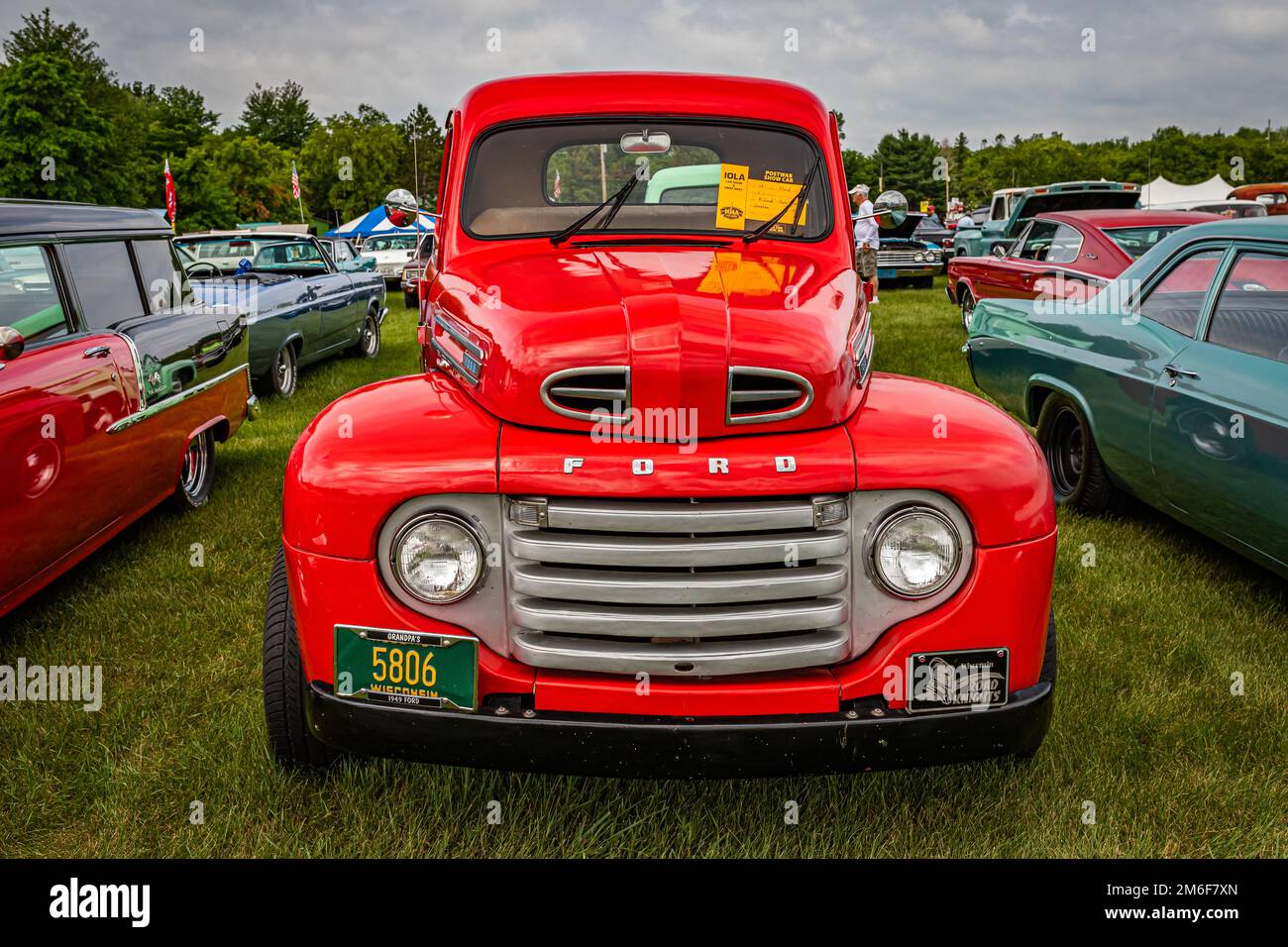 Iola, WI - 07 luglio 2022: Vista frontale in prospettiva alta di un camioncino Ford F1 del 1949 in una fiera automobilistica locale. Foto Stock