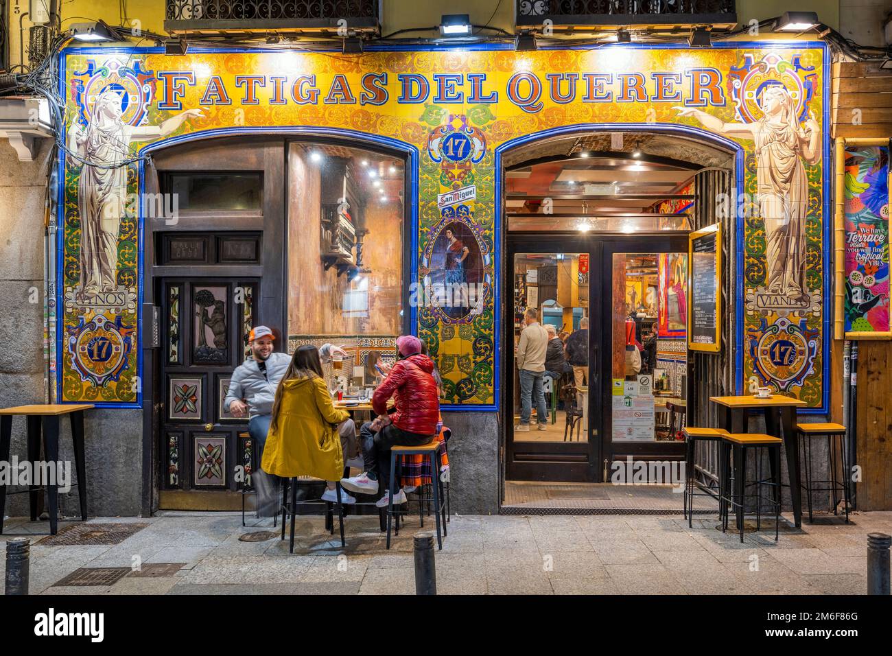 Vista notturna panoramica di un bar ristorante nel Barrio de Las Letras o quartiere letterario, Madrid, Spagna Foto Stock