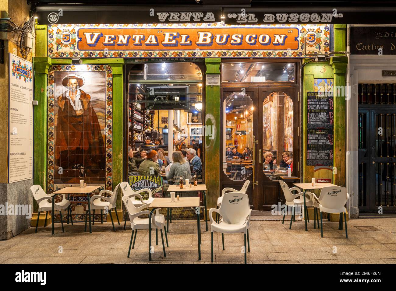 Vista notturna panoramica di un bar ristorante nel Barrio de Las Letras o quartiere letterario, Madrid, Spagna Foto Stock
