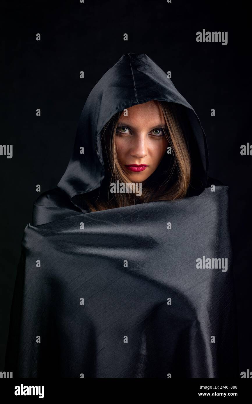 Ritratto di una ragazza in un mantello nero di seta Foto Stock
