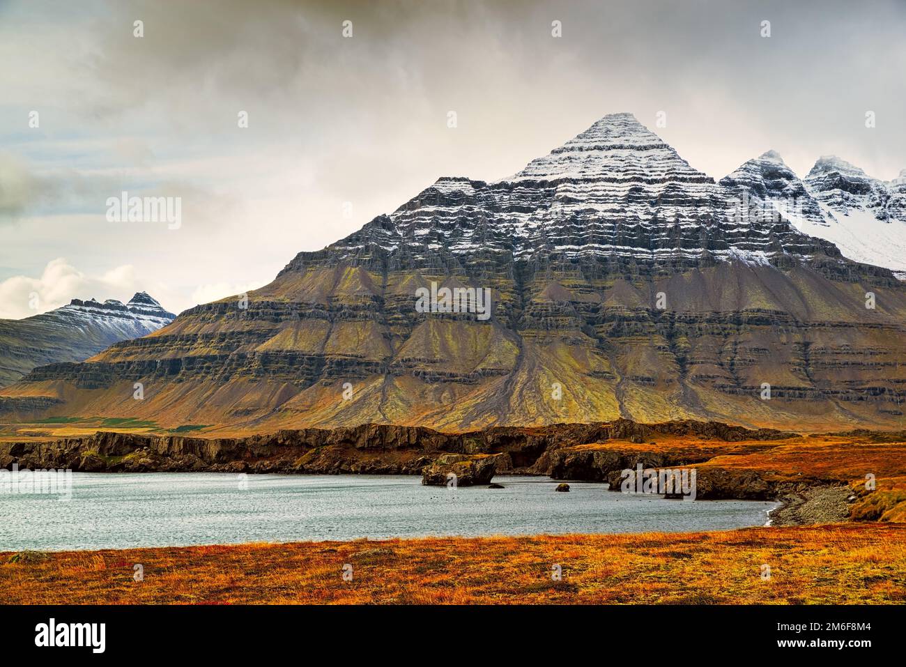 Vista sulle montagne a Stodvarfjordur sul lato est dell'Islanda Foto Stock