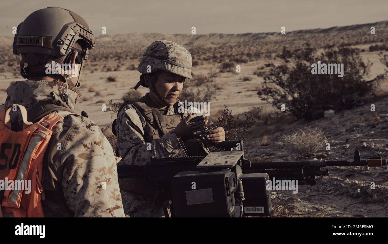 STATI UNITI Marine Corps Lance CPL. Alexis Diaz, un team leader della forza avversaria (a destra), Josiah Sullivan, un ingegnere di combattimento con Tactical Training and Exercise Control Group, prepara un piccolo veicolo fuoristrada telecomandato dotato di una torretta automatizzata M240B Machine Gun durante l'esercizio 3-22 della forza avversaria al Marine Corps Air Ground Combat Center, Twentynine Palms, California, 26 aprile 2022. Durante ogni esercizio di formazione sul livello di servizio, la forza avversaria è dotata di attrezzature avanzate dell'Ufficio di ricerca navale per testare l'efficacia della tecnologia emergente nella m Foto Stock