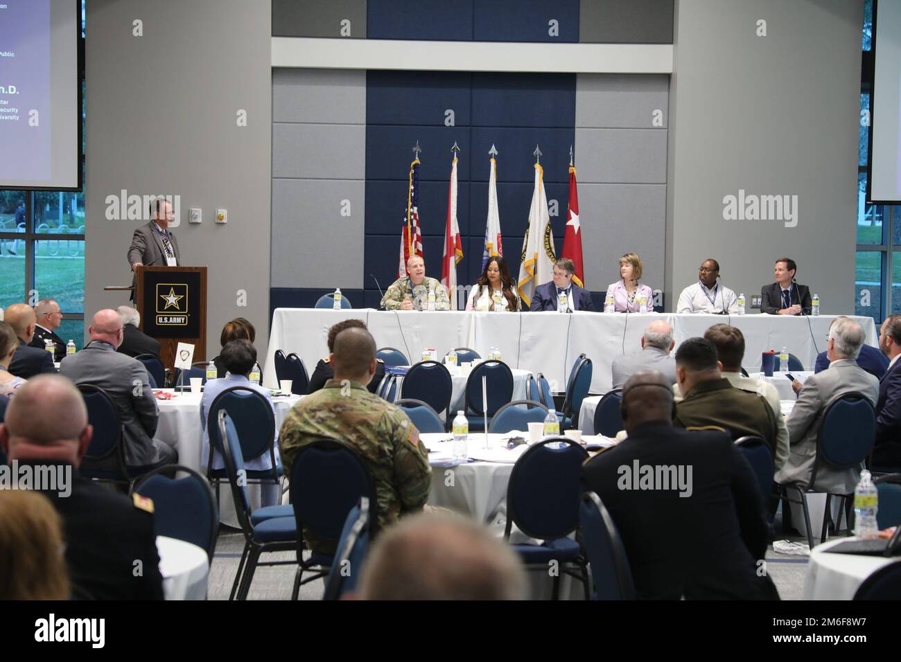 Dr. James Kirsch, direttore degli Stati Uniti Il comando di sviluppo delle capacità di combattimento dell'esercito Aviation & Missile Center's Software, Simulation, Systems Engineering and Integration Directors, modera un panel al lancio del programma pilota militare JROTC Cyber nel campus dell'Università dell'Alabama a Huntsville dal 26 al 27 aprile. Foto Stock