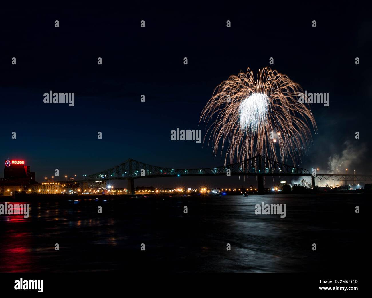 Fuochi d'artificio. Jacques-Cartier Montreal. Fuochi d'artificio con riflessione su acqua.sfondo fuochi d'artificio e spazio per il testo.fuochi d'artificio nel cielo.fuochi d'artificio Panorama Foto Stock