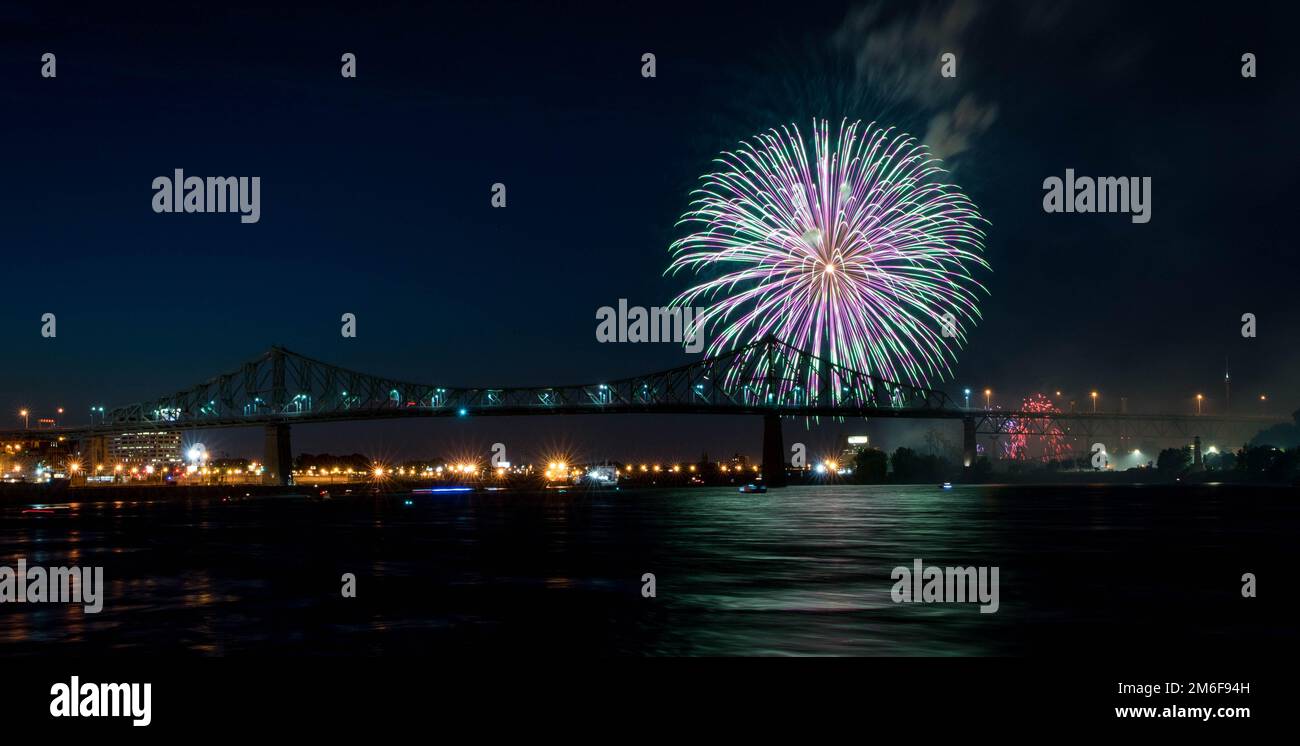 Fuochi d'artificio. Jacques-Cartier Montreal. Fuochi d'artificio con riflessione su acqua.sfondo fuochi d'artificio e spazio per il testo.fuochi d'artificio nel cielo.fuochi d'artificio Panorama Foto Stock