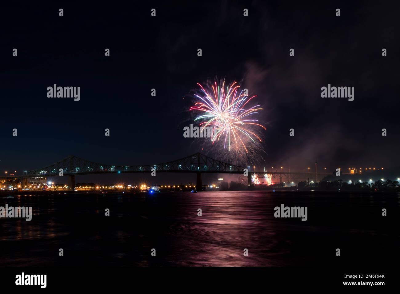 Fuochi d'artificio. Jacques-Cartier Montreal. Fuochi d'artificio con riflessione su acqua.sfondo fuochi d'artificio e spazio per il testo.fuochi d'artificio nel cielo.fuochi d'artificio Panorama Foto Stock