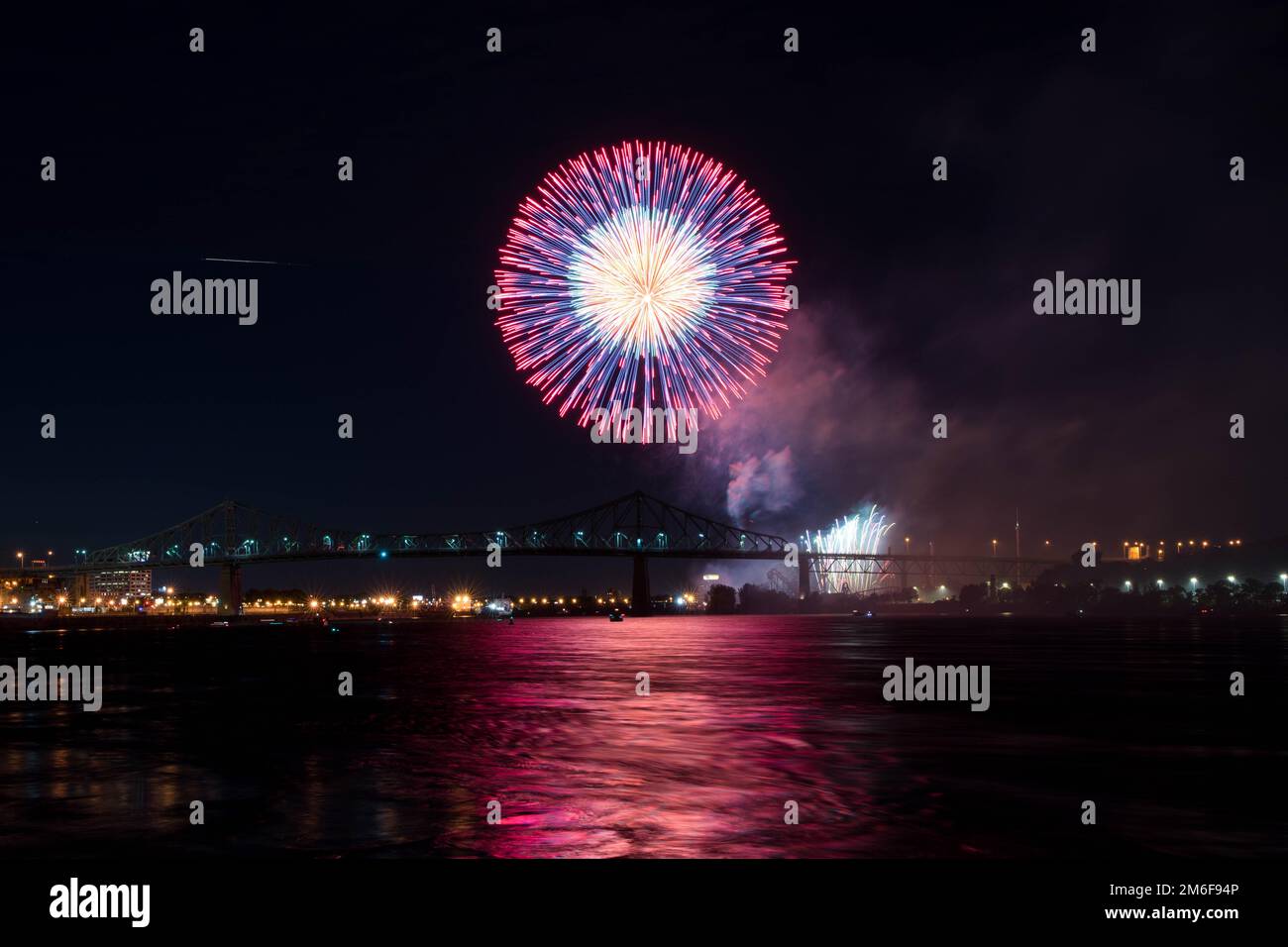 Fuochi d'artificio. Jacques-Cartier Montreal. Fuochi d'artificio con riflessione su acqua.sfondo fuochi d'artificio e spazio per il testo.fuochi d'artificio nel cielo.fuochi d'artificio Panorama Foto Stock