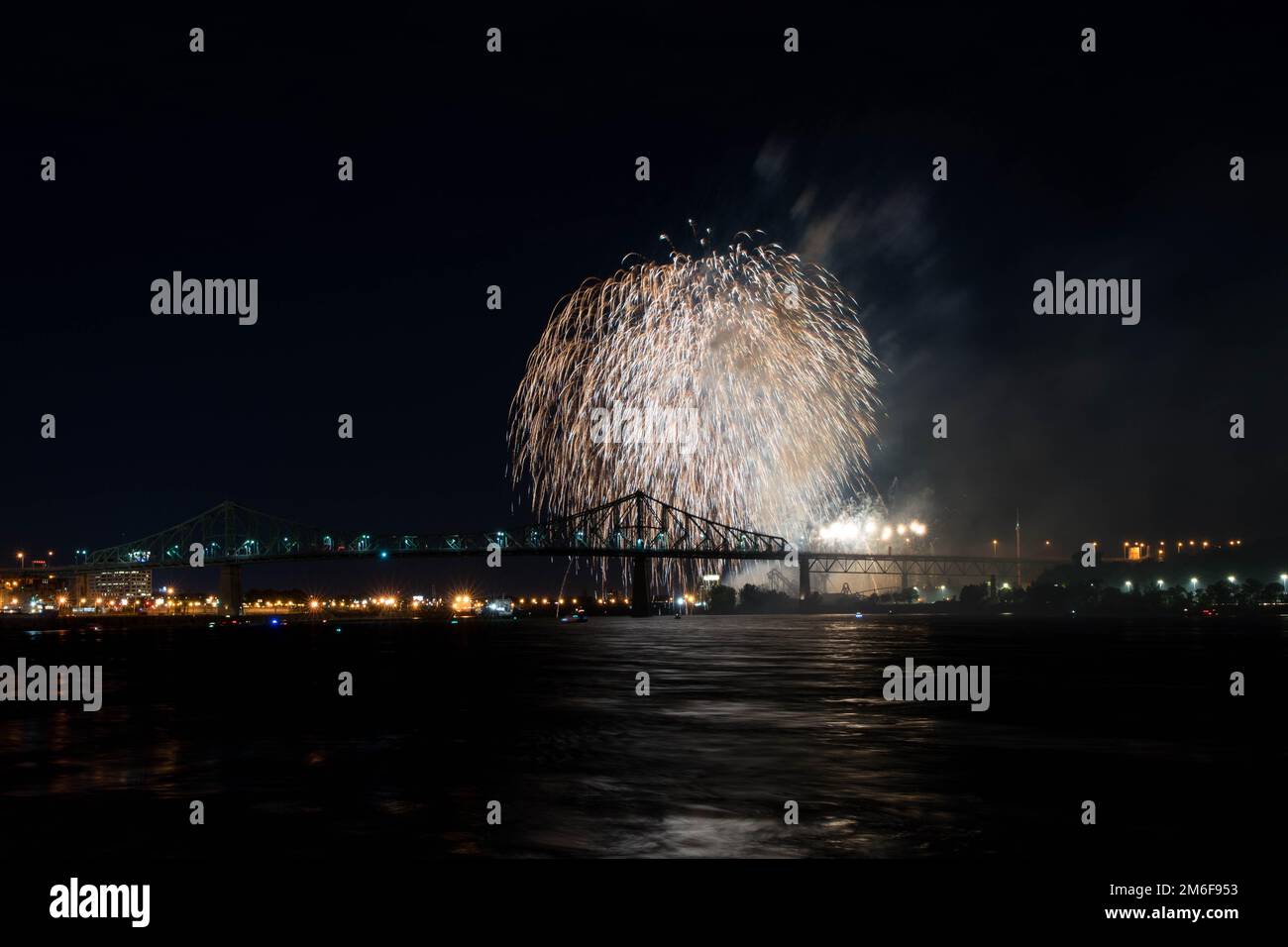Fuochi d'artificio. Jacques-Cartier Montreal. Fuochi d'artificio con riflessione su acqua.sfondo fuochi d'artificio e spazio per il testo.fuochi d'artificio nel cielo.fuochi d'artificio Panorama Foto Stock