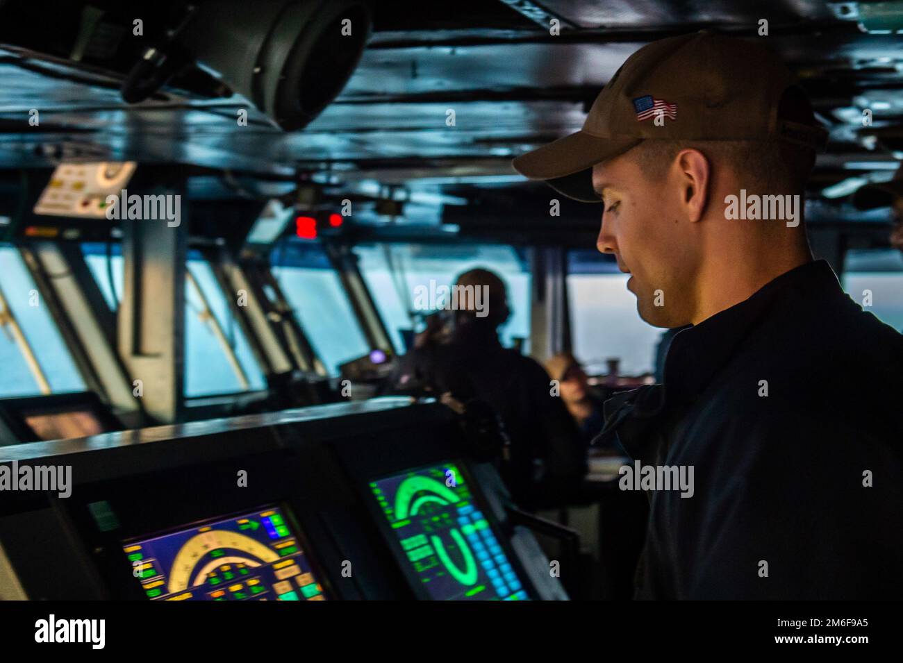 220427-N-EE352-1003 OCEANO PACIFICO (27 aprile 2022) Seaman Samuel Fisher, nativo di Davidson, Michigan, monitora il cuscinetto della nave mentre guida la portaerei di classe Nimitz USS Carl Vinson (CVN 70), aprile 27. Vinson sta attualmente conducendo operazioni marittime di routine nell'Oceano Pacifico. Foto Stock
