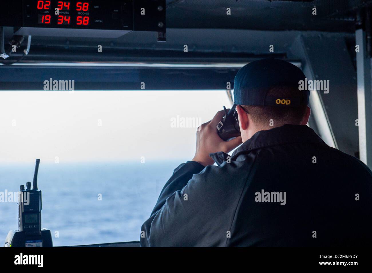 220427-N-EE352-1021 OCEANO PACIFICO (27 aprile 2022) Un Sailor ricerca contatti superficiali a bordo della portaerei di classe Nimitz USS Carl Vinson (CVN 70), aprile 27. Vinson sta attualmente conducendo operazioni marittime di routine nell'Oceano Pacifico. Foto Stock