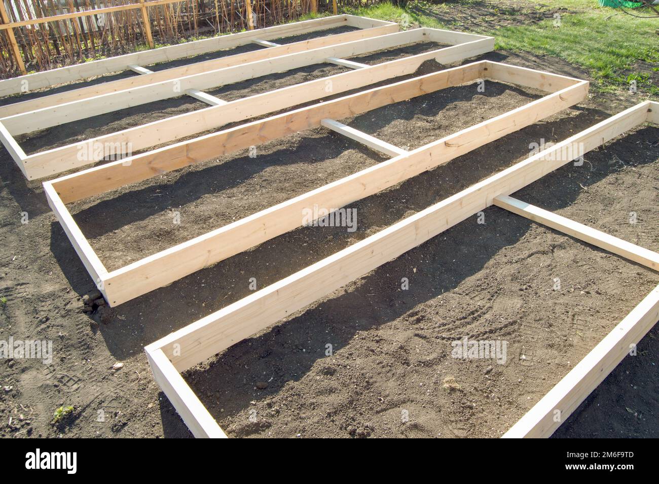 Cassaforma in legno da nuovi pannelli per letti orticoli in giardino, preparazione e costruzione, carpenteria Foto Stock