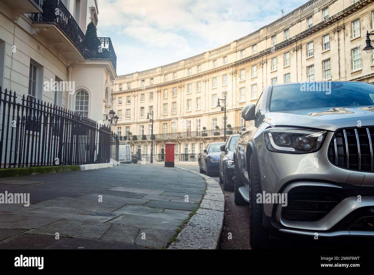 Londra- Case di lusso e auto di lusso a Belgravia Foto Stock