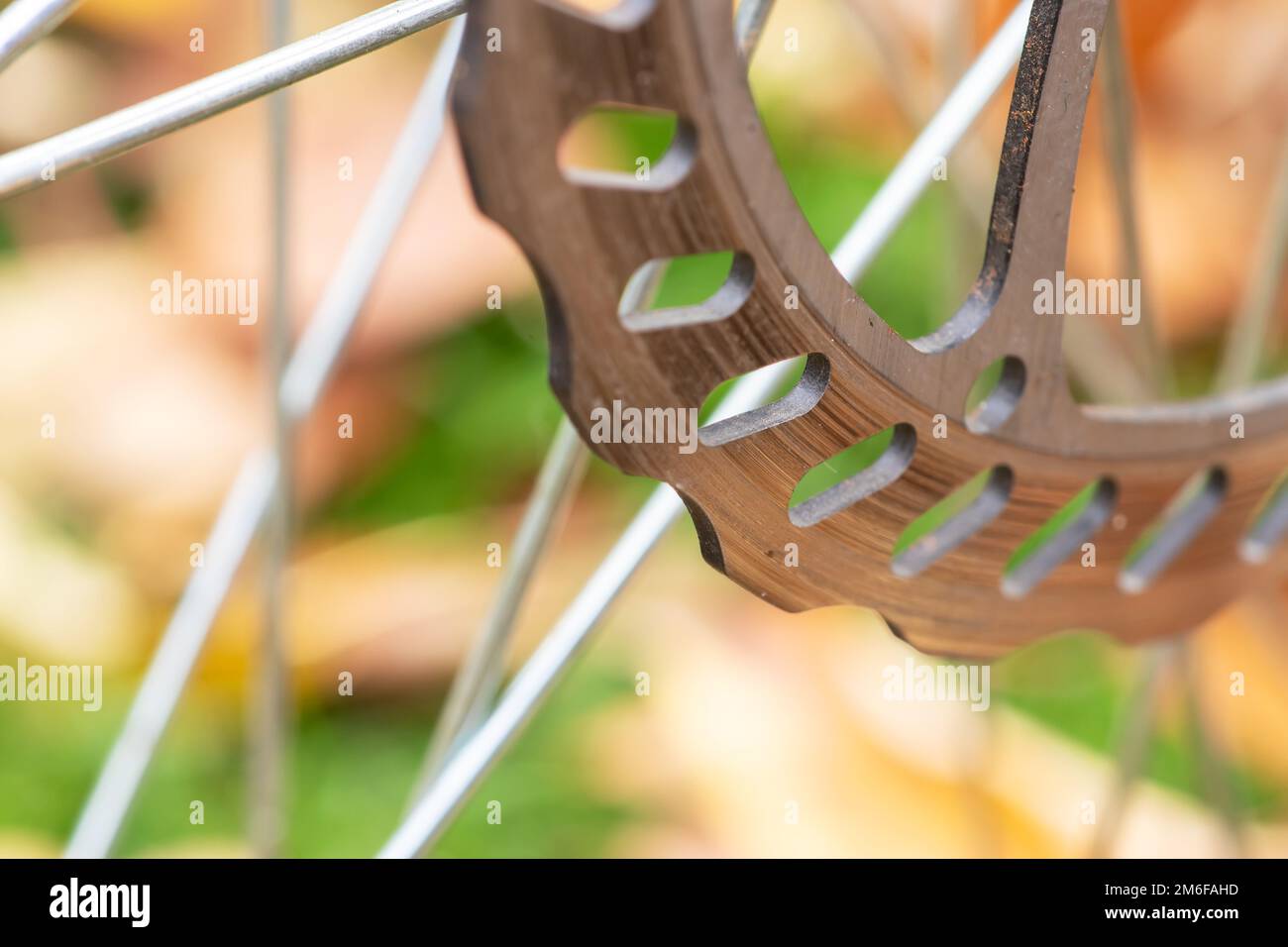 Primo piano dei freni a disco della bicicletta, disco in metallo grigio fissato alla ruota della bicicletta, freni efficaci e diffusi per biciclette di montagna Foto Stock