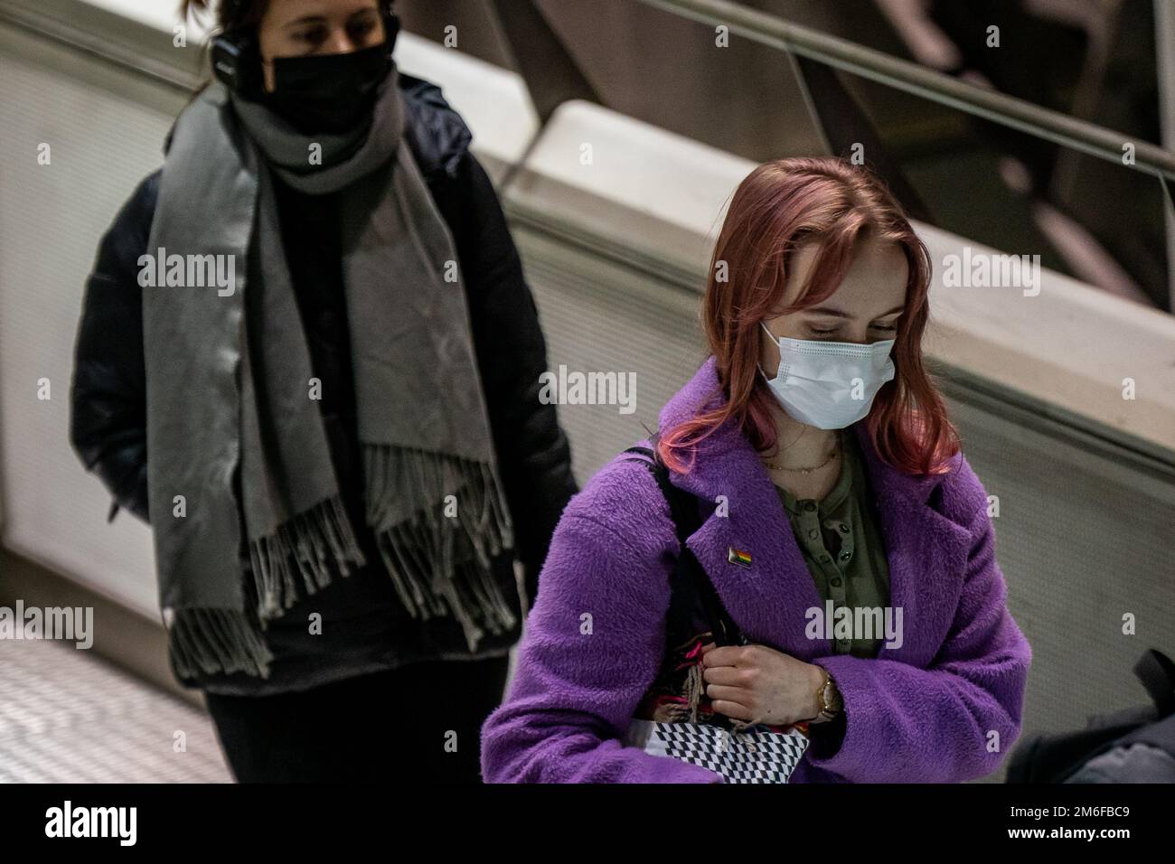 I membri del pubblico indossano maschere alla stazione di Westminster sulla linea circolare della metropolitana di Londra. Il n. 10 ha sottolineato che è 'non obbligatorio? Indossare una maschera mentre si è ammalati dopo che un ministro del governo ha detto che era 'sostenibile? Farlo se si viaggia. Il professor Susan Hopkins, consulente medico capo presso la UK Health Security Agency (UKHSA), ha emesso un consiglio lunedì dicendo che gli adulti dovrebbero 'indossare una copertura facciale' se devono lasciare la casa mentre si sentono malsani. Data immagine: Mercoledì 4 gennaio 2023. Foto Stock