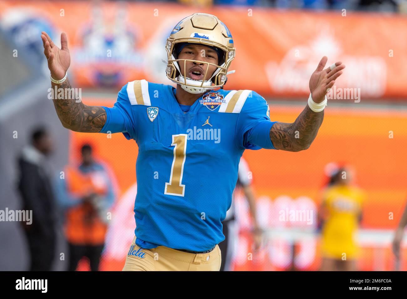 UCLA Bruins quarterback Dorian Thompson-Robinson (1) soffia baci dopo aver gettato un passaggio di touchdown durante il 2022 Tony The Tiger Sun Bowl tra il Foto Stock