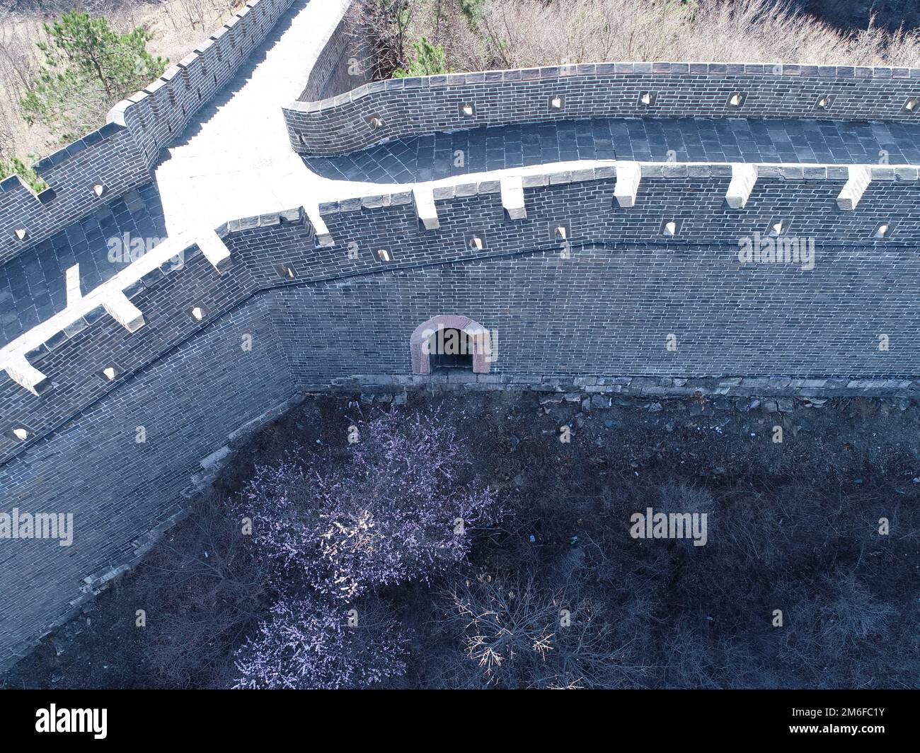 (230104) -- TIANJIN, 4 gennaio 2023 (Xinhua) -- questa foto non datata mostra una porta nascosta della sezione Huangyaguan della Grande Muraglia nel nord della Cina Tianjin. Le rovine di oltre 130 porte nascoste sulla Grande Muraglia, una delle più grandi meraviglie del mondo, sono state recentemente svelate attraverso riprese continue con risoluzione quasi centimetrica, ha affermato un team di ricerca sul sistema di difesa della Grande Muraglia il mercoledì.PER PASSARE CON "rovine di passaggi segreti sulla Grande Muraglia scoperti" (Università di Tianjin/Handout via Xinhua) Foto Stock