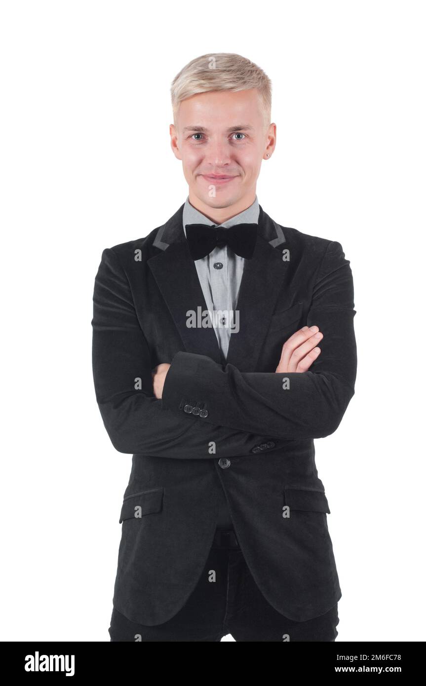 Uomo in camicia e bow tie-in piedi con le braccia incrociate Foto Stock