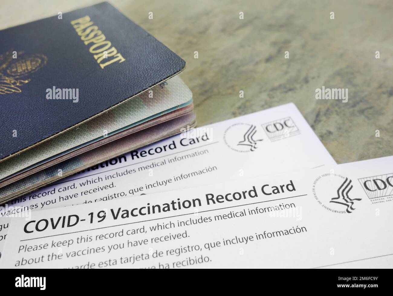 Passaporto USA con le carte COVID-19 Vaccination Record, rilasciato dal CDC degli Stati Uniti per indicare che un individial è stato vaccinato Foto Stock