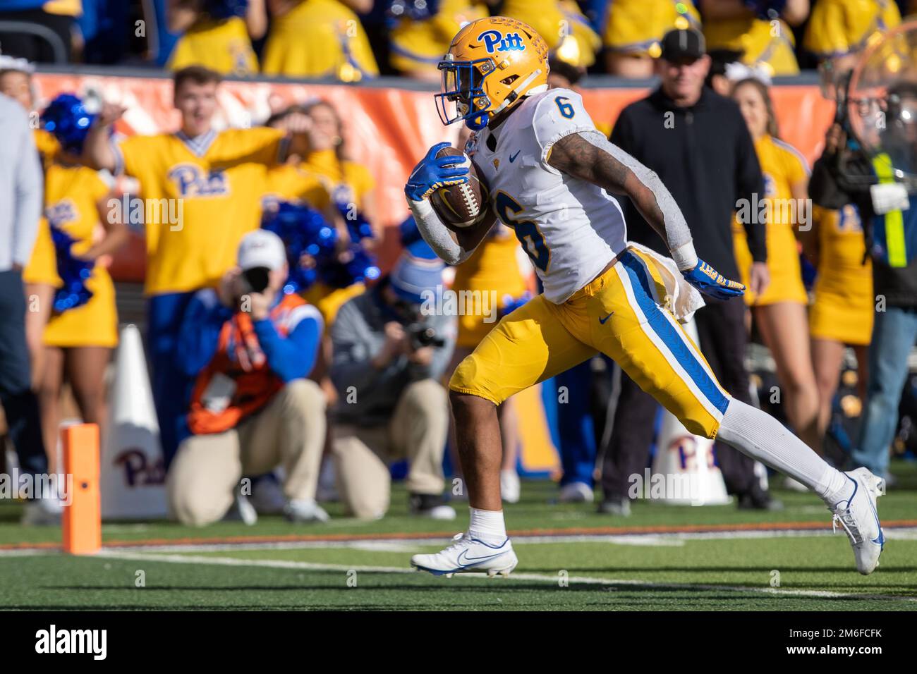 Pittsburgh Panthers running back Rodney Hammond Jr (6) segna un veloce touchdown durante il 2022 Tony The Tiger Sun Bowl tra i Bruins UCLA vs t. Foto Stock