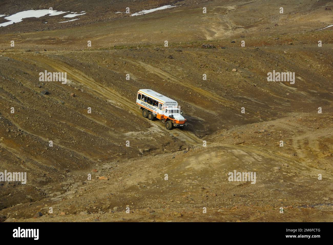 Veicolo fuoristrada sullo sfondo di un paesaggio montano Foto Stock