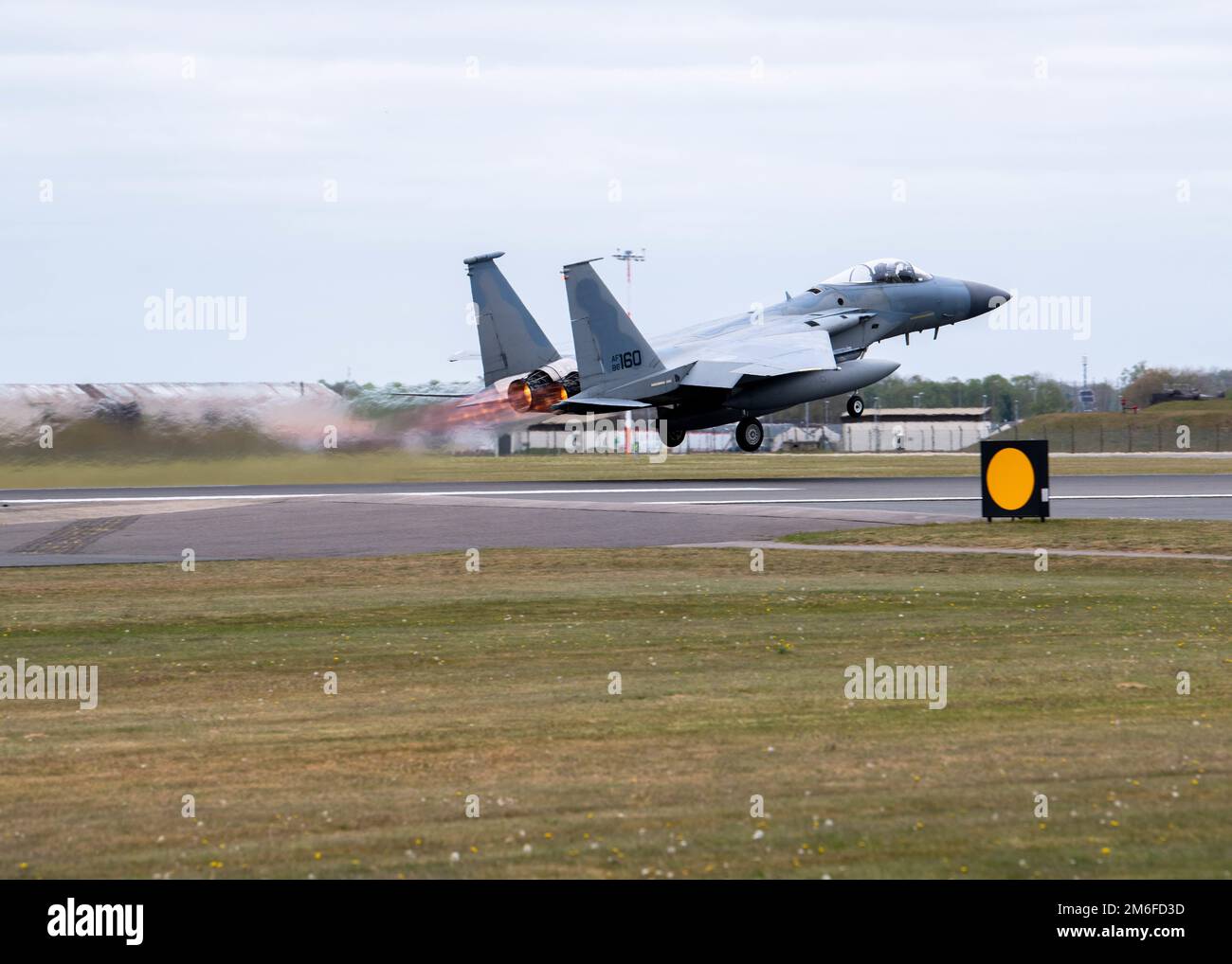 NEGLI STATI UNITI Air Force F-15C Eagle assegnato al 493rd Fighter Squadron parte Royal Air Force Lakenheath, Inghilterra, 27 aprile 2022. Il F-15C è stato ospitato presso la Liberty Wing dal 1994 e ora tornerà negli Stati Uniti come il 493rd transizioni verso il F-35A Lightning II Foto Stock