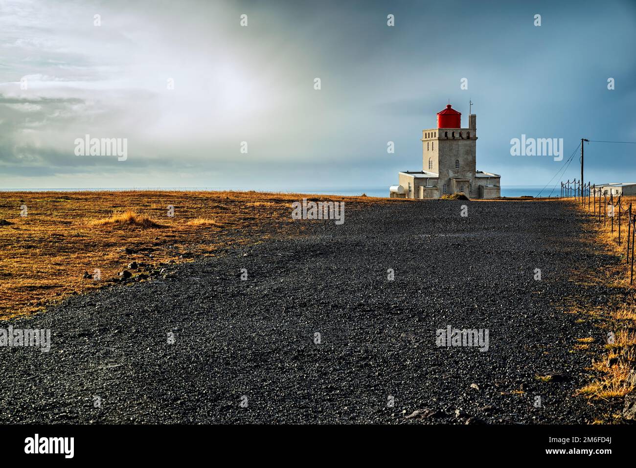 Faro di Dyrholaey al tramonto, Islanda Foto Stock