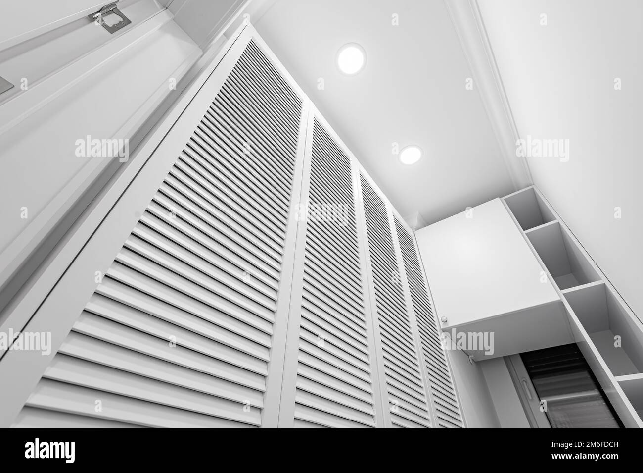 Spazio lavanderia bianco all'interno della camera wardobe in un nuovo appartamento Foto Stock