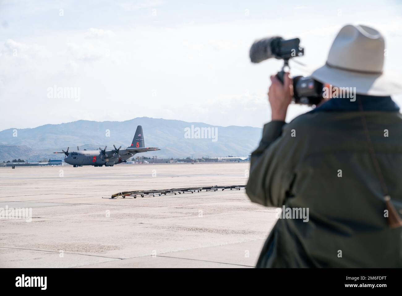 Frederick Johnson, fotografo di media, cattura un'immagine di un Airlift Wing MAFFS (Modular Airborne Firefighting System) C-130 302nd durante la giornata dei media a Gowen Field, Idaho 27 aprile 2022. Le unità MAFFS sono in formazione per gli Stati Uniti Missione Northern Command. In caso di attivazione durante l'anno dell'incendio, First Air Force (AFNORTH), USA Il comando della componente aerea del comando del nord è il capo operativo del DoD per gli sforzi militari aerei per sostenere le richieste di assistenza antincendio dell'USDA Forest Service-National Interagency Fire Center. Foto Stock