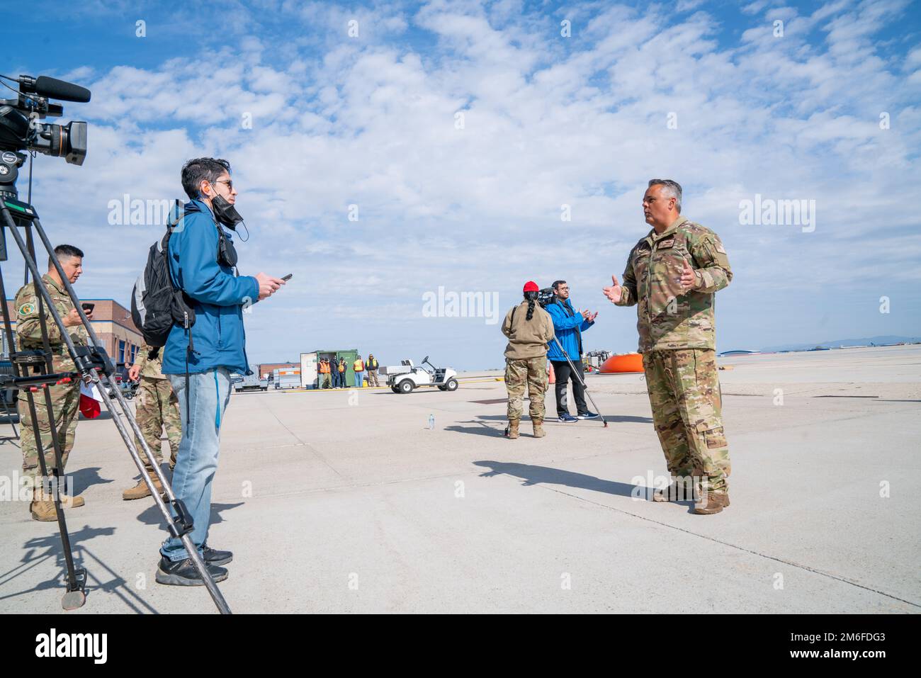 Il Maestro Capo Sgt. Cameron Pieters (a destra), ingegnere di volo con l'Ala 152nd Airlift, è intervistato dai media per quanto riguarda l'addestramento primaverile del MAFFS (Modular Airborne Firefighting System) a Gowen Field, Idaho 27 aprile 2022. Le unità MAFFS sono in formazione per gli Stati Uniti Missione Northern Command. In caso di attivazione durante l'anno dell'incendio, First Air Force (AFNORTH), USA Il comando della componente aerea del comando del nord è il capo operativo del DoD per gli sforzi militari aerei per sostenere le richieste di assistenza antincendio dell'USDA Forest Service-National Interagency Fire Center. Foto Stock