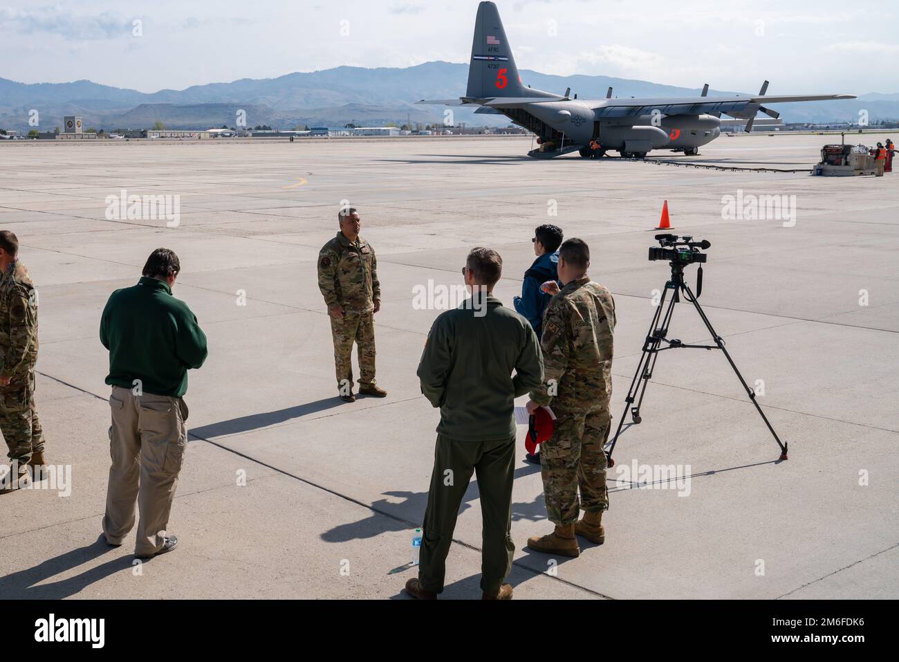Il Maestro Capo Sgt. Cameron Pieters, ingegnere di volo con l'Ala 152nd Airlift, è intervistato dai media per quanto riguarda l'addestramento primaverile del MAFFS (Modular Airborne Firefighting System) a Gowen Field, Idaho 27 aprile 2022. Le unità MAFFS sono in formazione per gli Stati Uniti Missione Northern Command. In caso di attivazione durante l'anno dell'incendio, First Air Force (AFNORTH), USA Il comando della componente aerea del comando del nord è il capo operativo del DoD per gli sforzi militari aerei per sostenere le richieste di assistenza antincendio dell'USDA Forest Service-National Interagency Fire Center. Foto Stock